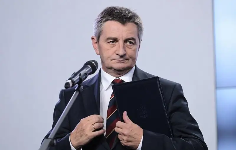 Польша Парламентінің спикері қызметтік ұшақпен туыстарын тасымалдағаны үшін қызметінен кетті