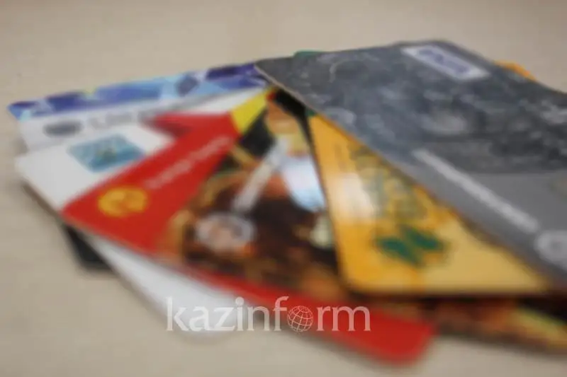 Bank kartany qandaı jaǵdaıda buǵattaıdy