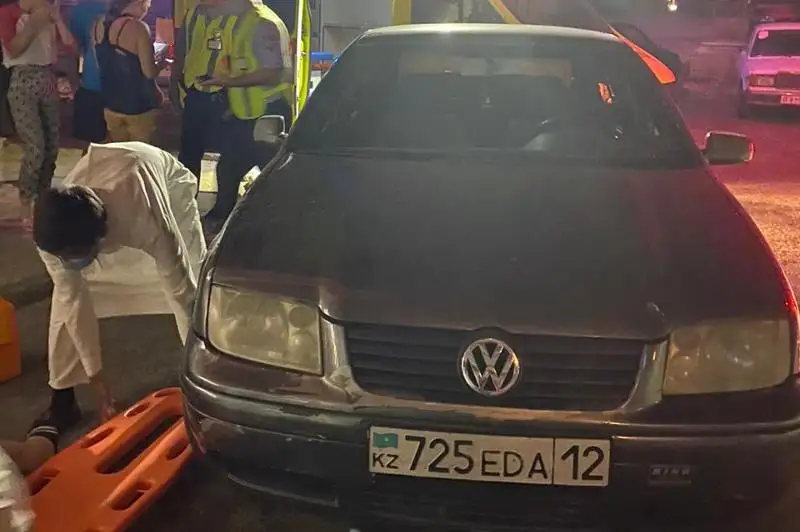 Aqtaýda 15 jasar jetkinshek áıeldi kólikpen 3 márte basyp ótken