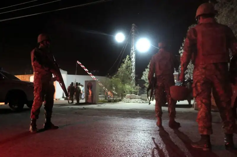 Pákistandaǵy atys: 5 polıtseı qaza taýyp, jeteýi jaralandy