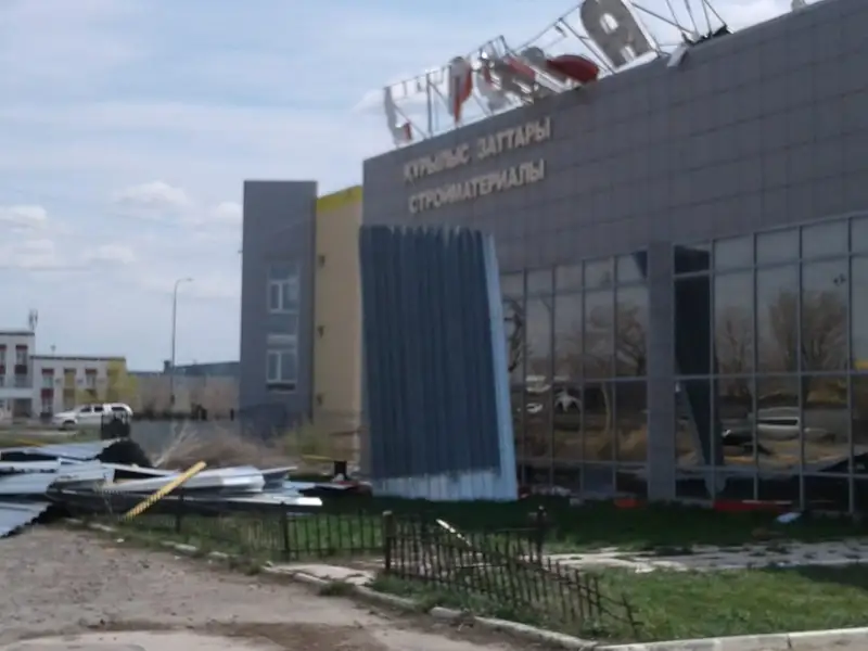 Ақсай қаласында қатты жел дүкеннің шатырын жұлып әкетті