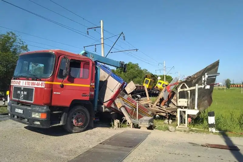 Almaty oblysyndaǵy temirjol ótkelinde jol-kólik apaty boldy