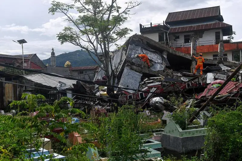 Indonezııada jer silkinisi qurbandarynyń sany artty