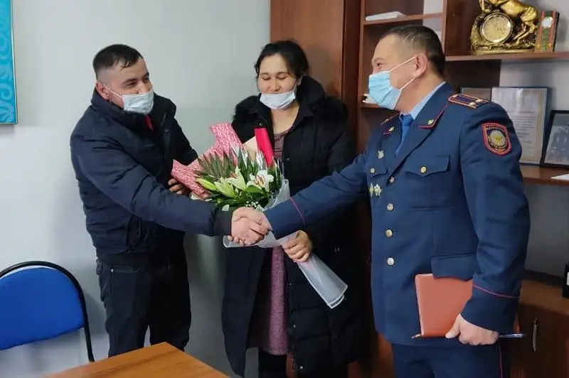 Көлік полицейлері пойызда кетіп бара жатқан жүкті әйелдің босануына көмектесті