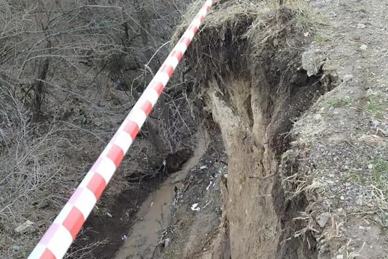 Almatyda joldyń bir bóligi opyrylyp tústi
