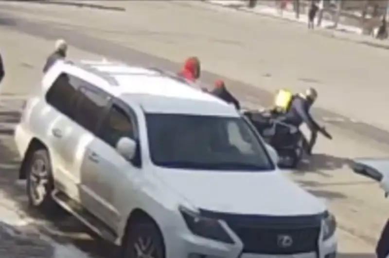 Almatyda kýrer mopedpen sábı jatqan besikarbany qaǵyp, qashyp ketti
