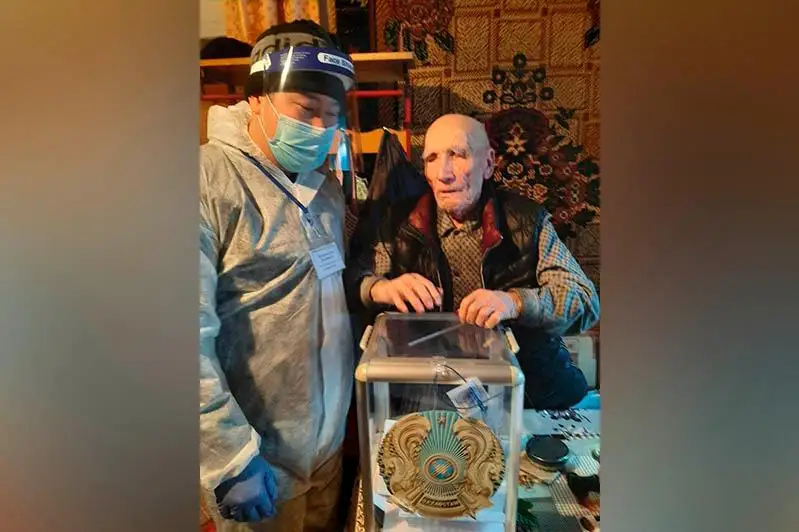 Saılaý-2021: Almaty oblysynda soǵys ardageri Gavrıl Moıseev saılaýda daýys berdi