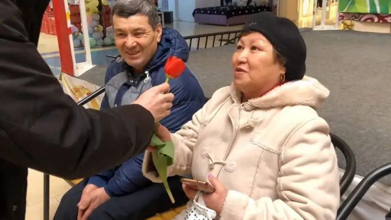 Kókshetaýda arýlarǵa 1 myń dana qyzǵaldaq gúli úlestirildi
