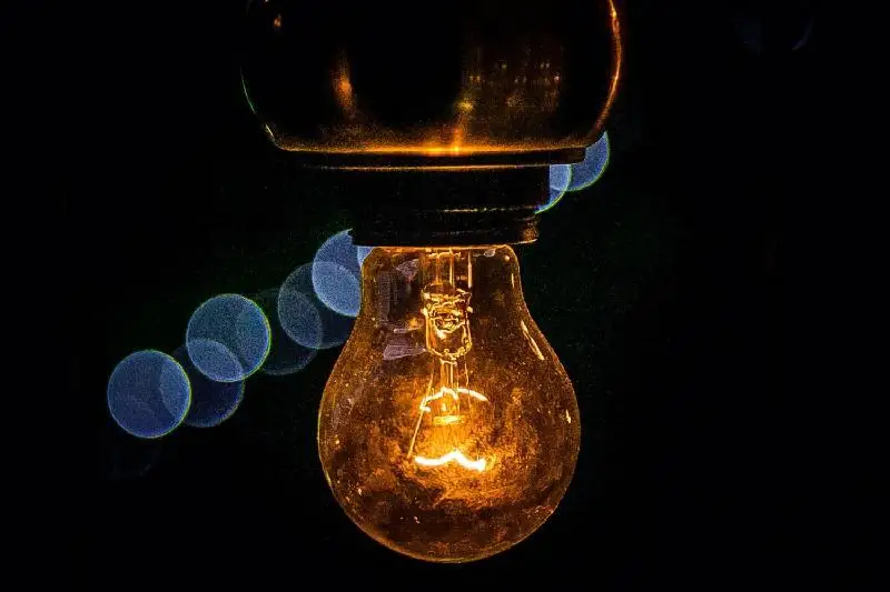Búgin Qazaqstannyń iri kásiporyndary bir saǵatqa elektr energııasyn óshiredi