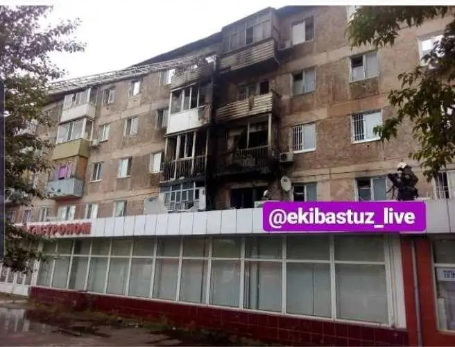 Ekibastuzda mas adamnyń kesirinen alty balkon janyp ketti