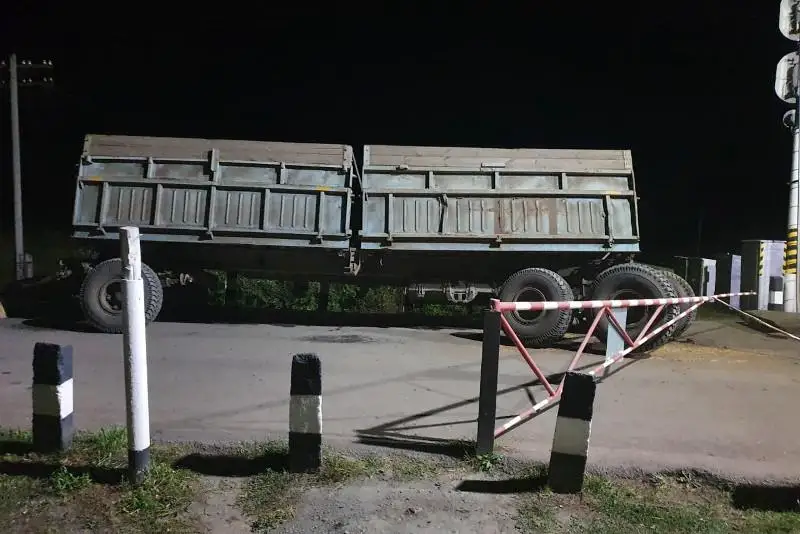 Ótkelde synǵan K-700 traktoryn poıyzdyń kelýine 15 mınýt qalǵanda shyǵardy