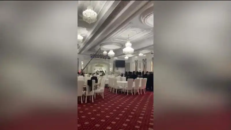 Shymkentte polıtseıler úılený toıynyń ústinen tústi