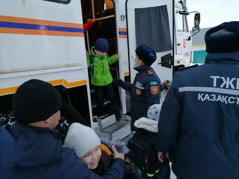 Оралда балалар мінген 2 мектеп автобусы қар құрсауында қалды