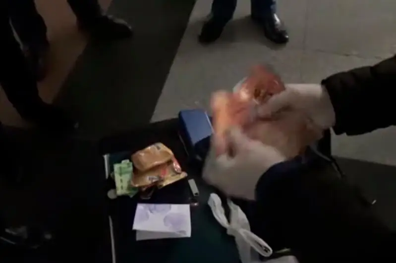 BQO-da qorǵanys polkovnıgi qyzmetkerinen para alǵan
