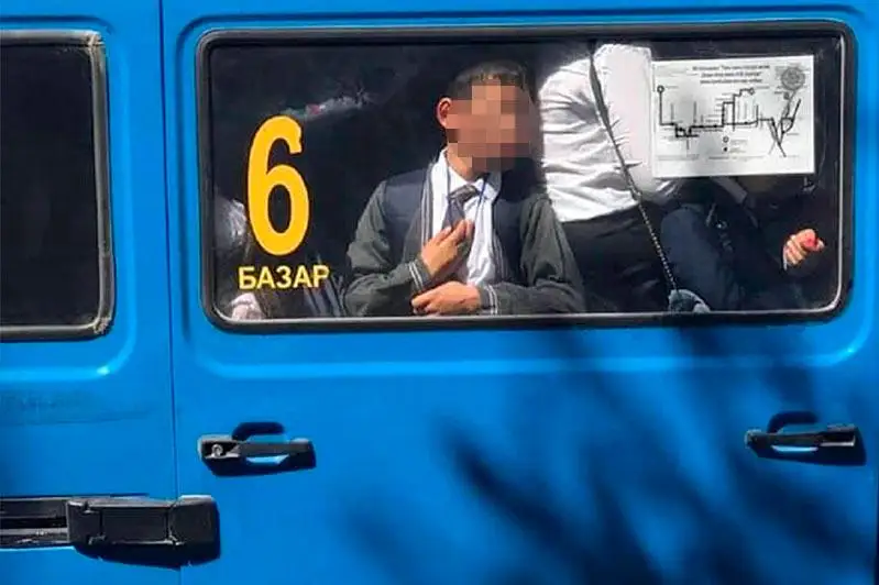 Túrkistanda shaǵyn avtobýs terezesine beti jabysqan balaǵa qatysty ákim túsinik berdi