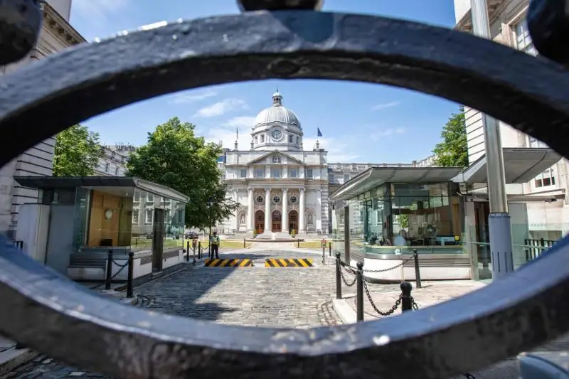 Koronavırýs: Irlandııa karantındi álsiretýdiń 4-shi kezeńine ótpeıtin boldy
