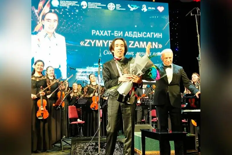 Atyraýda «100 jańa esim» jobasynyń jeńimpazy Rahat-Bı Ábdisaǵın kontsert berdi