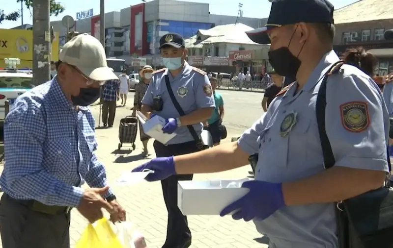 Taldyqorǵanda tártip saqshylary medıtsınalyq betperde taratty