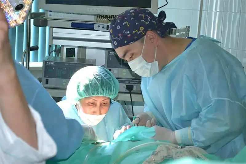 Aqtaýda júkti áıeldiń júregine ota jasaldy