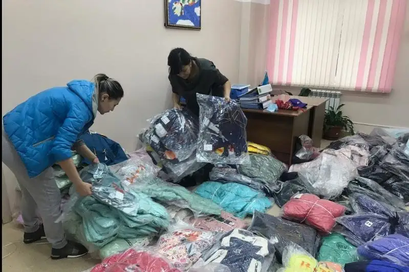Almatyda tárkilengen 250 mln teńgeniń kıim-keshegi muqtaj otbasylarǵa úlestirildi