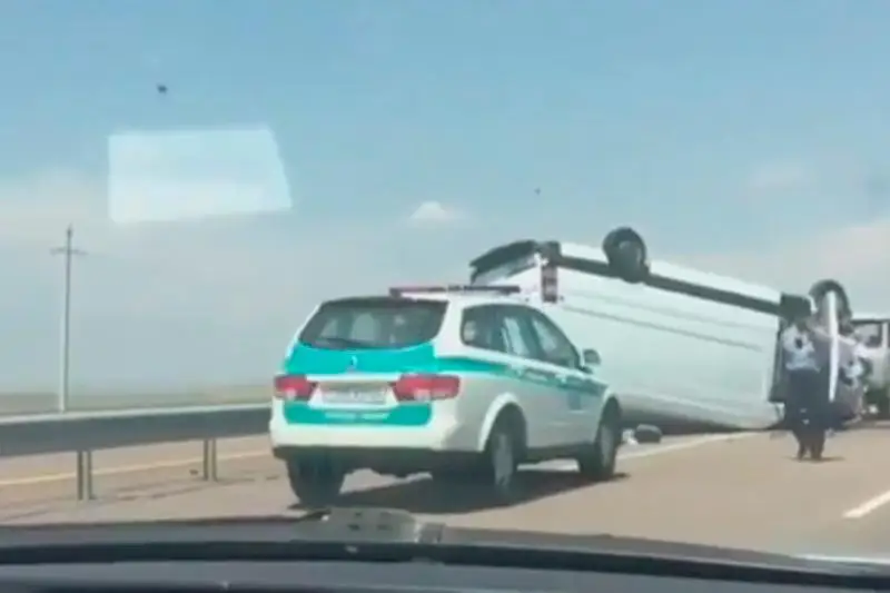 Almaty-Óskemen tas jolynda kólik aýdarylyp, bir adam mert boldy