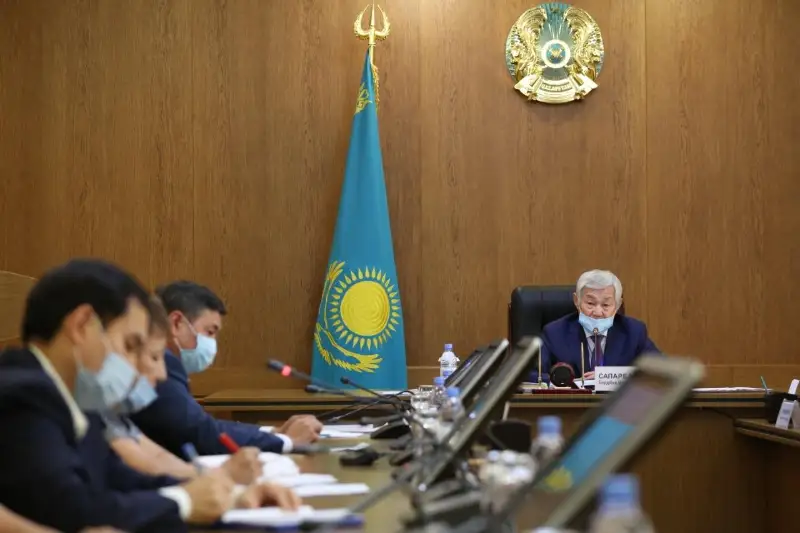 Bas dárigerler kabınette tyǵylyp otyrmaı,  adamdarǵa  jaǵdaıdy túsindirýi kerek – Berdibek Saparbaev