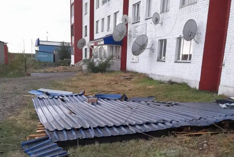 Кровлю четырех многоэтажек сорвал сильный ветер в райцентре СКО