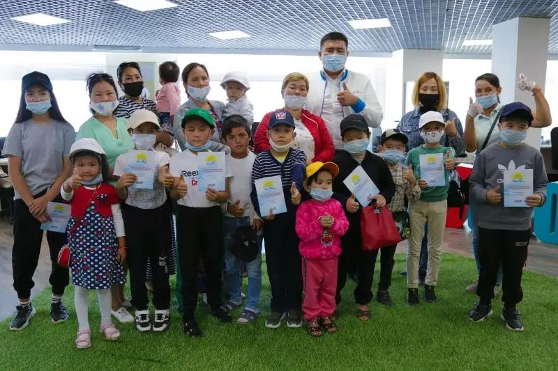 Jas Otan oqýshylarǵa keńse taýaryn alatyn sertıfıkattar syılady