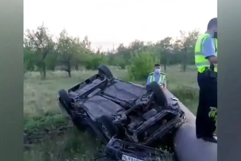 Pavlodar oblysynda kýáliginen aıyrylǵan júrgizýshi kóligimen aýdarylyp qaldy