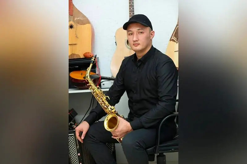 8 aspapta erkin oınaıtyn mańǵystaýlyq aýdandyq mádenıet úıinde qyzmet etedi