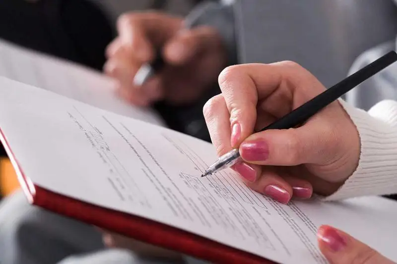 Mınıstr oqýlyq sarapshylary qalaı iriktelý kerektigin aıtty