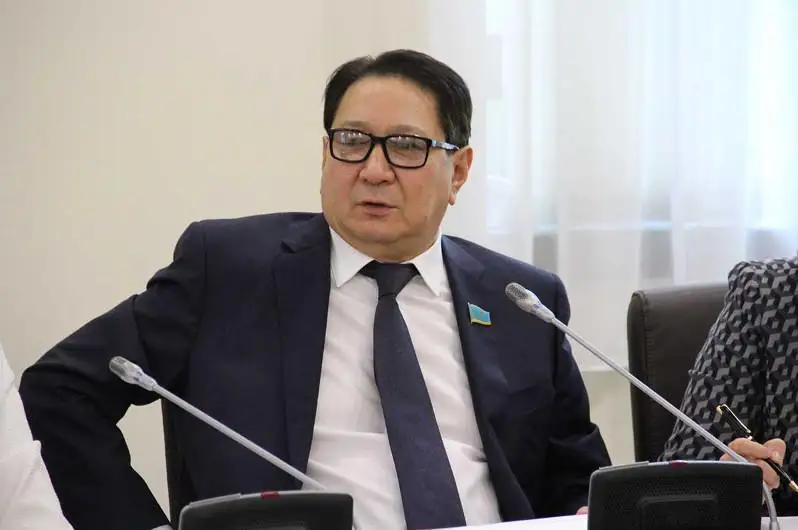 Depýtat zeınetaqy tólemderin paıdalaný erejesin tezdetip qabyldaýdy surady