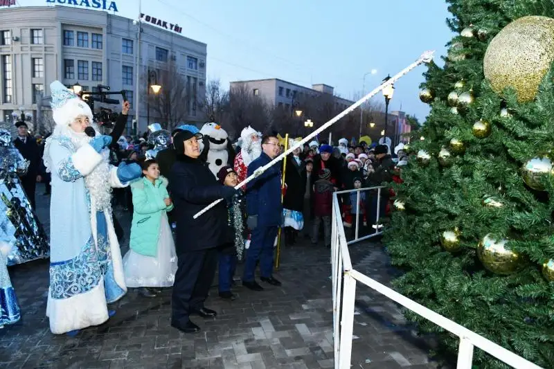 20-метровую елку зажгли в Туркестане