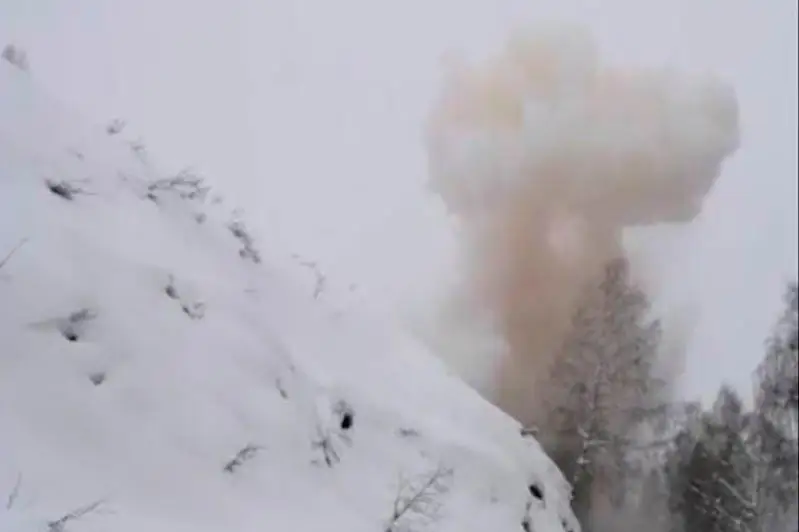 Профилактический спуск лавин провели на трассе в ВКО