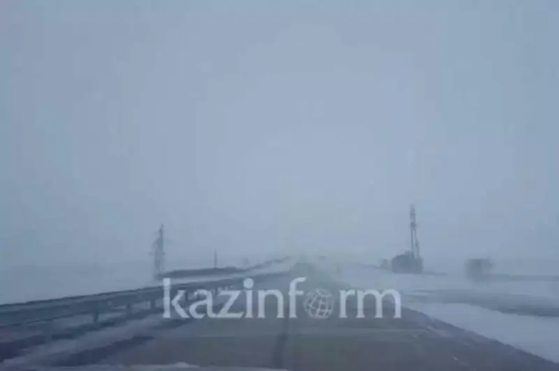 В четырех областях Казахстана закрыли дороги для транспорта