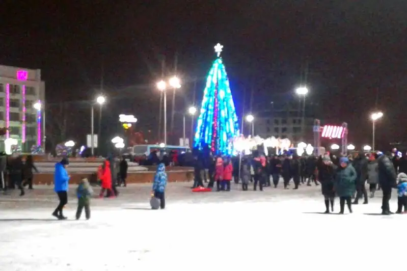 Главную елку города зажгли в Семее