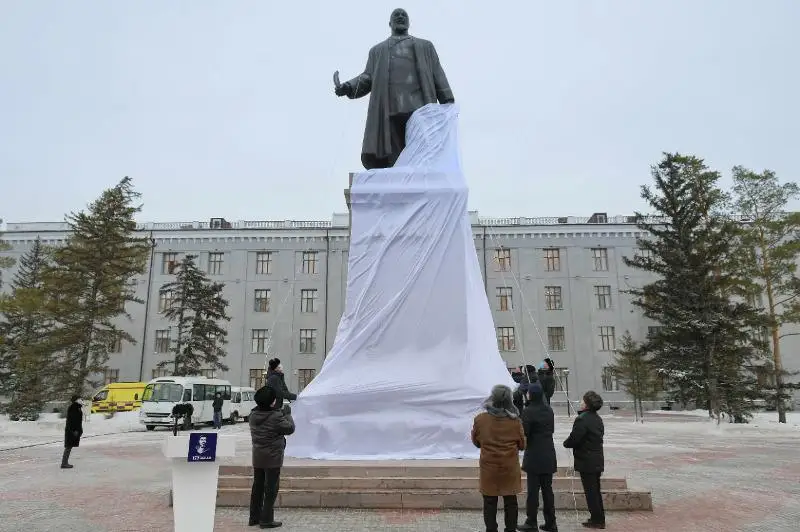 Памятник Абаю открыли в Павлодаре
