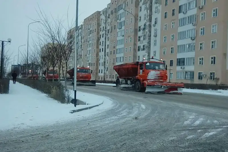 Очистка улиц Шымкента от снега ведется по графику