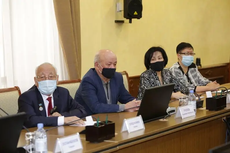 Духовное воспитание молодого поколения обсудил с ветеранами Бердибек Сапарбаев