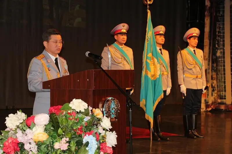 В Нур-Султане чествовали героев-полицейских, спасших инвалида I группы во время взрыва в Арыси