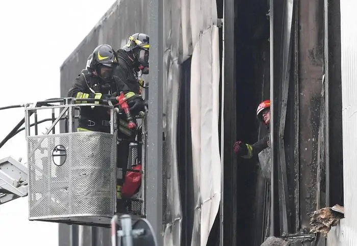 Частный самолет врезался в здание в Милане: восемь человек погибли