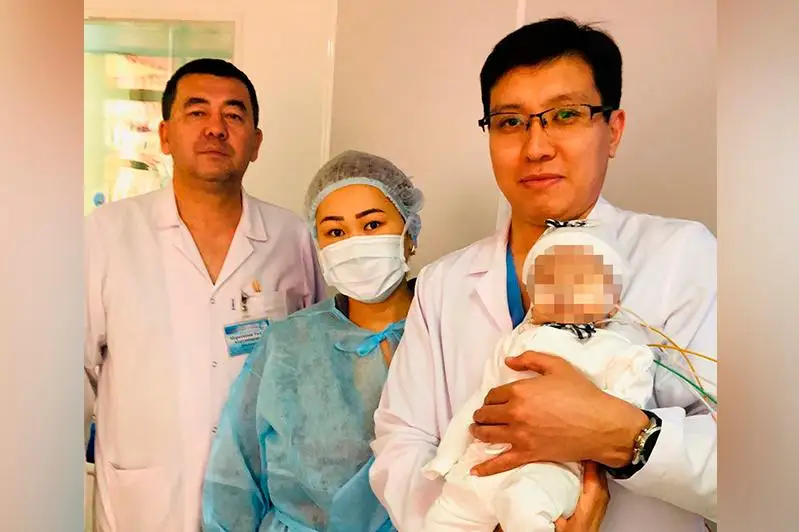 Четырехдневному младенцу с пороком сердца успешно провели операцию туркестанские врачи