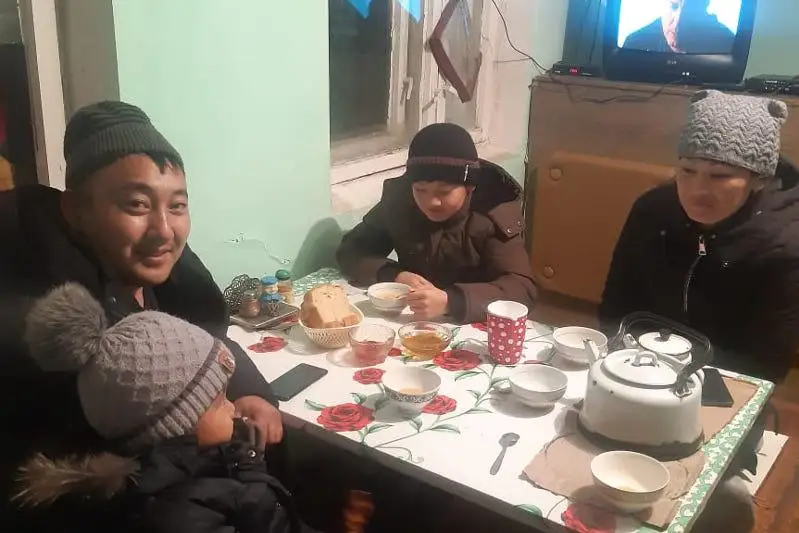 Спасатели помогли семье с двумя детьми  на трассе в ВКО