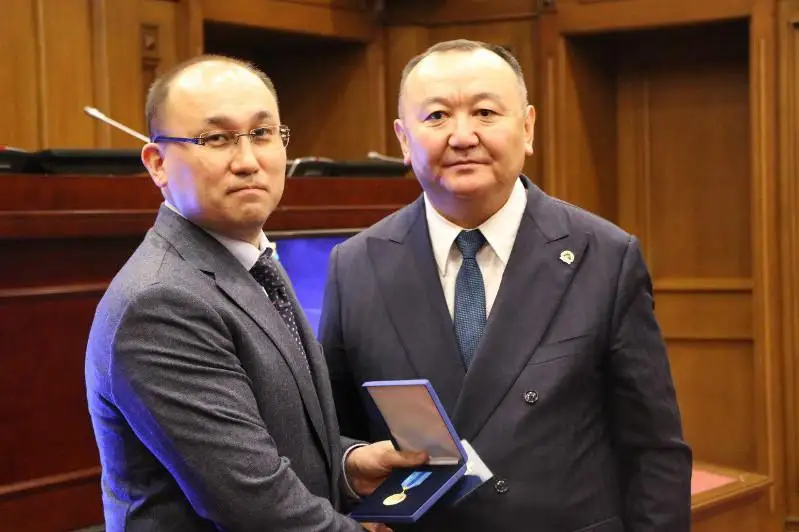 В Министерстве информации и общественного развития вручили государственные награды