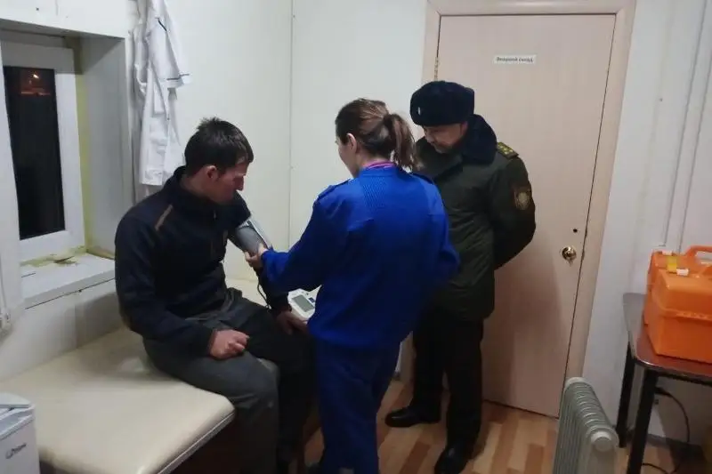 Спасатели из Аксу помогли иностранным пассажирам сломавшейся на трассе легковушки