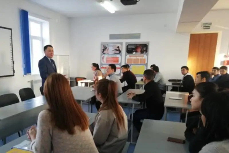 Судья Шымкентского специализированного суда встретился со студентами