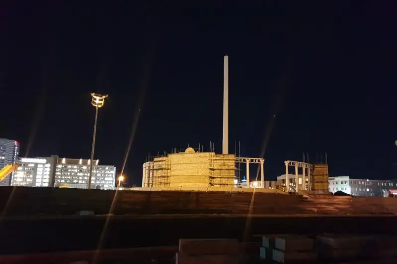 В Атырау от сильного ветра упала секция недостроенного 91-метрового  флагштока