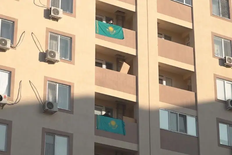 Жители Атырау вывесили на балконах государственные флаги