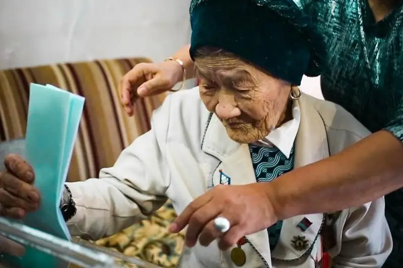100-летняя жительница Усть-Каменогорска проголосовала на выборах