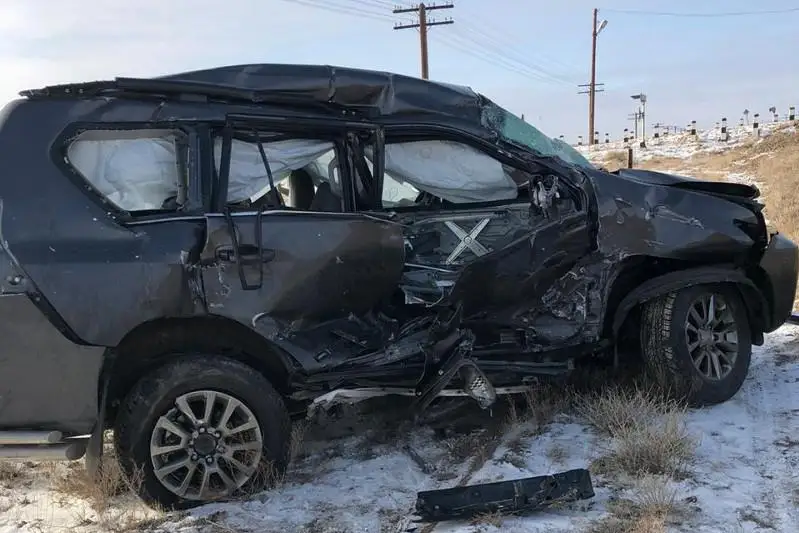 Два человека погибли при столкновении поезда и внедорожника в Карагандинской области